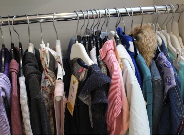 Portant rempli de vêtements variés